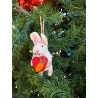 Hase Mit Jutefaden Befestigt, Kaninchen Hält Ein Herz, Nadelgefilzter Weihnachtsschmuck, Waldtier Figur von GanapatiCraftsCo