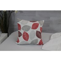 Kissen "Red Leaves" Aus Baumwolle Mit Kapokfüllung von GaneshasLoft