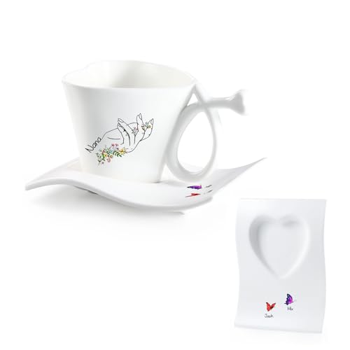 Gaosh Personalisierte Keramiktasse mit Namen und Geburt Blume Alphabet Kaffeetasse mit Herz Untertasse für Frauen Mama Familie Geburtstag Muttertag (Hand) von Gaosh