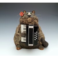 Katze Mit Akkordeon, Katzenskulptur, Keramik Figur, Tierkunst, Musiker Geschenk, Katzenliebhaber Lustige von GappaHandmadePottery