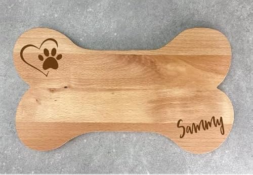 Schneidebrett "Knochen" mit Personalisierung | Massiv-Holz Buche | Geschenk Hund Pfoten-Herz von Garage-SixtySix