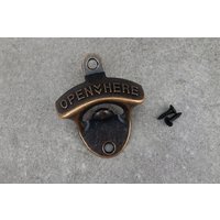 Wand-Flaschenöffner "Open Here" | Kupferoptik 2 Schrauben Inklusive von GarageSixtysix