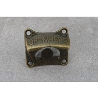 Wand-Flaschenöffner "Open Here" Zur Wandmontage | Bronzefarben 4-Loch Inkl. 4 Schrauben von GarageSixtysix