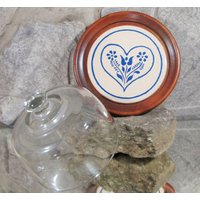 Käseheber Aus Holz Und Glas Mit Herz Design Emailleplatte von GardenSpring
