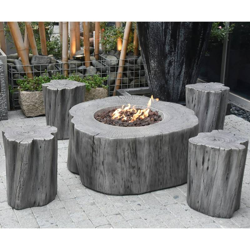 Gardenforma Sitzgruppen -Set: Gas Feuerstelle Manchester aus Faserbeton in Baumstammoptik, hellgrau & 4x Hocker hellgrau von Gardenforma