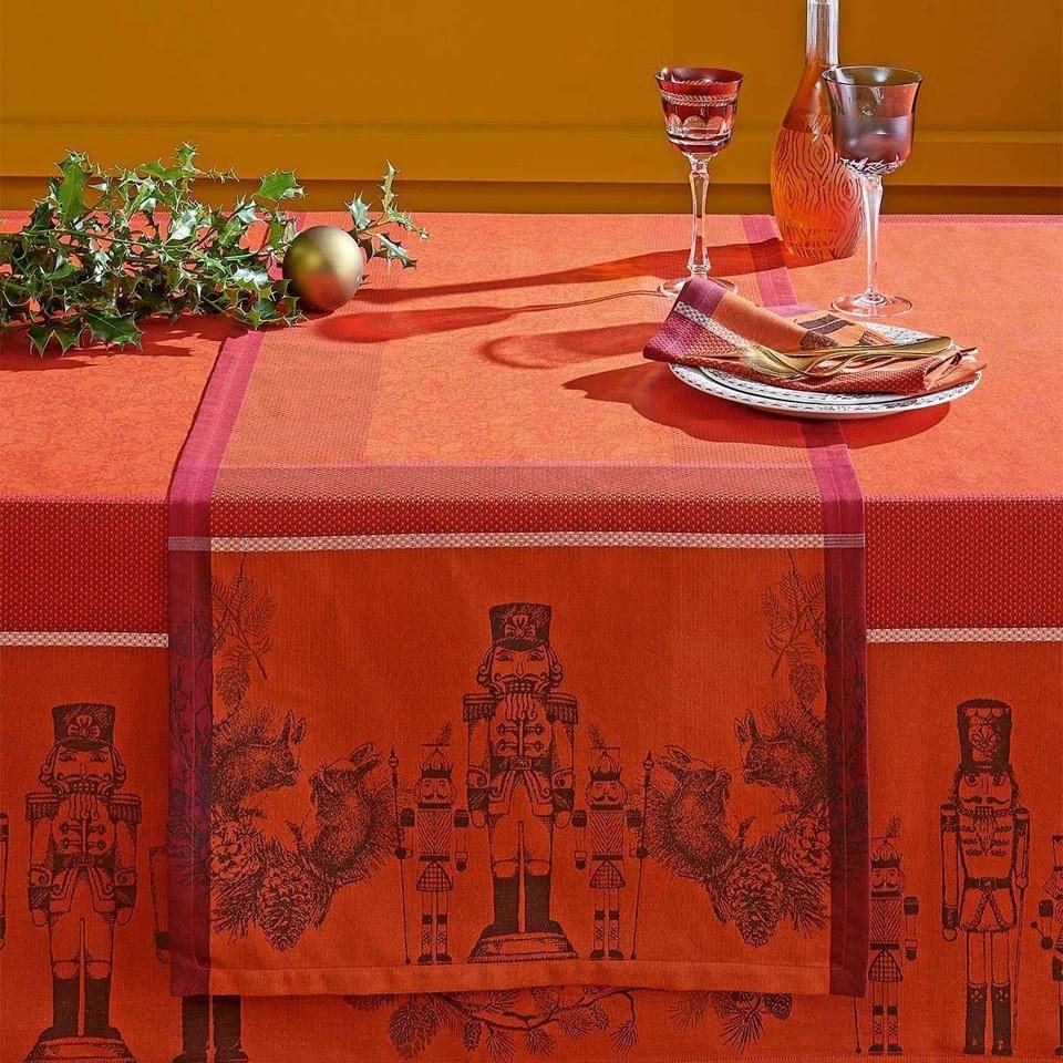 Garnier Thiebaut Tischläufer Casses Noisettes Rouge Festif von Garnier Thiebaut Tischläufer Casses Noisettes Rouge Festif von von Garnier Thiebaut