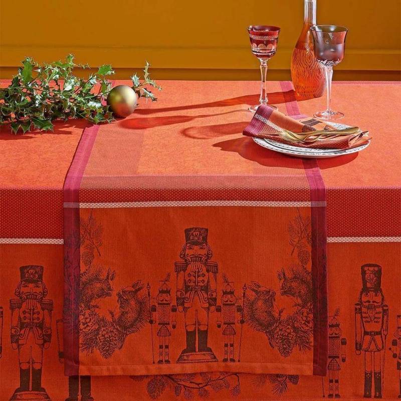 Garnier Thiebaut Tischläufer Casses Noisettes Rouge Festif von Garnier Thiebaut Tischläufer Casses Noisettes Rouge Festif von von Garnier Thiebaut
