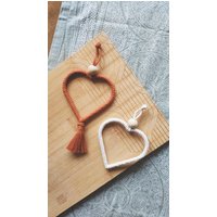 Handgefertigte Makramee Herz Deko - Wahlweise Mit/Ohne Quaste/Fransen in Verschiedenen Farben Mit Holzperle/Holzkugel, Für Fenster /Boho von GarnliebeAllgaeu
