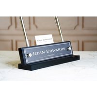 Personalisierte Pappel Wood Schreibtisch Namensschild Mit Stift & Kartenhalter - Garo Signs von GaroSigns
