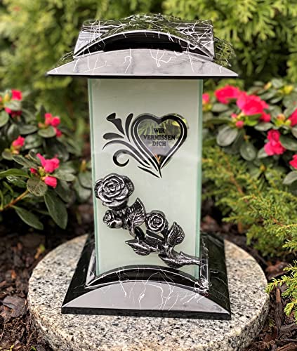 Garten Paradies Handmade Grablampe mit Beschriftung - ''Wir Vermissen Dich'' Grablicht Kerze Grabkerze Grabdekoration Grabschmuck Marmor Effekt incl.Grabkerze, 27 centimeters Garten Paradies Handmade Grablampe mit Beschriftung - ''Wir Vermissen Dich'' Grablicht Kerze Grabkerze Grabdekoration Grabschmuck Marmor Effekt incl.Grabkerze, 27 centimeters von Yeahitch