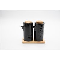 Essig - & Ölflasche Set Mit Holzplatte Schwarz Modern Life Landhausstil Essig - & Ölflasche Set Mit Holzplatte Schwarz Modern Life Landhausstil von Gartenkreativladen