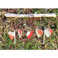 Windspiel Herz Geschenk Weihnachten Gartenkeramik Mobile Unruhe Gartebdeko Rot Herzen Keramik Treibholz von GartenstelenShop
