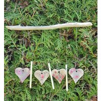 Windspiel Mobile Gartenkeramik Geschenk Unruhe Gartendeko Weinrot Herzen Keramik Treibholz von GartenstelenShop