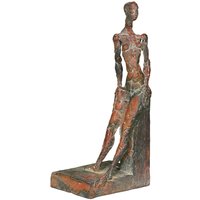 Abstrakte Frauenstatue sitzt auf Stein aus Bronze - Evas Rast im Schnee von Gartentraum.de