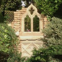 Antike Ruinenmauer mit Ziersteinen & Vierpass Fenster aus Stein - Walsall Ruin von Gartentraum.de