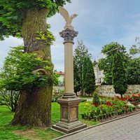 Blickfang in Garten & Park - Steinguss Sockel und Säule mit Adler Figur - Pantelis von Gartentraum.de