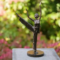 Braune sportliche Frau Bronze Gartenfigur - Runa von Gartentraum.de