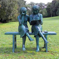 Bronze Gartenskulptur lesende Mädchen auf Bank von Gartentraum.de