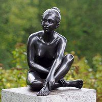 Bronzefrau sitzt - Garten Aktskulptur mit dunkler Patina - Jerana von Gartentraum.de