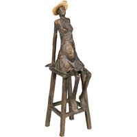 Bronzefrau sitzt auf Hocker - limitierte Edition - Frau mit Hut von Gartentraum.de