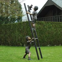 Bronzeskulptur 2 Jungen und Katze auf Leiter - Jungen auf Leiter von Gartentraum.de