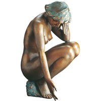 Bronzeskulptur Frau sitzt auf Stein - limitiert - Bunte Steine Bronzeskulptur Frau sitzt auf Stein - limitiert - Bunte Steine von Gartentraum.de