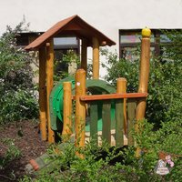 Buntes Spielplatzgerät für Kleinkinder - Die Holzidee - Spielplatz Mini / mit Tunnel von Gartentraum.de