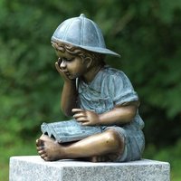Deko Gartenskulptur Junge mit Buch aus Bronze - Junge liest von Gartentraum.de