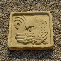 Dekorative Steinguss Fliese mit Papageien Relief - Tiki Design - Traianos / Etna von Gartentraum.de