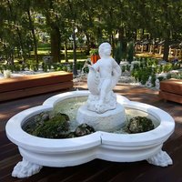 Dekorativer Garten Springbrunnen auf Füßen mit Wasserspeier - Junge mit Fisch - Ettore / Olimpia von Gartentraum.de