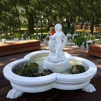 Dekorativer Garten Springbrunnen auf Füßen mit Wasserspeier - Junge mit Fisch - Ettore / Tyrolia Dekorativer Garten Springbrunnen auf Füßen mit Wasserspeier - Junge mit Fisch - Ettore / Tyrolia von Gartentraum.de
