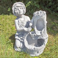 Dekorativer Gartenbrunnen aus Steinguss mit Pumpe - Mädchen füttert Vögel - Matilde / Olimpia von Gartentraum.de