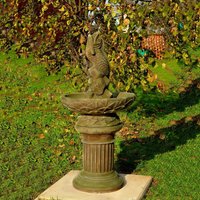 Dekorativer Steinguss Gartenbrunnen auf Säule mit Wasserspeier Fischskulptur - Cesare / Arkadia von Gartentraum.de