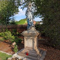 Eindrucksvolle Madonnen Skulptur mit betenden Händen - Steinguss Figur - Madonna Irelia / Sonderpatina / mit Sockel von Gartentraum.de