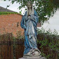 Eindrucksvolle Madonnen Skulptur mit betenden Händen - Steinguss Figur - Madonna Irelia / Sonderpatina / ohne Sockel von Gartentraum.de