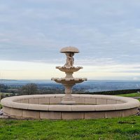 Einzigartiger Garten Springbrunnen aus Steinguss - Komplett Set inklusive Pumpe - Gina / Tyrolia von Gartentraum.de