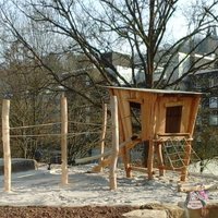 Einzigartiges Spielhaus aus Holz mit Kletterparcours für Kinder - Spielplatz Joanne von Gartentraum.de