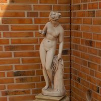 Elegante Steinguss Gartenfigur - Venus mit Apfel - Phillipa / Calabria von Gartentraum.de