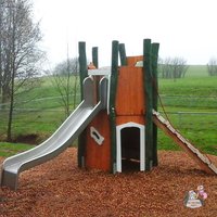 Exklusiver Kinder Spielturm aus Holz mit Rutsche aus Edelstahl - Spielturm Mark von Gartentraum.de