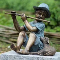 Flötenspielender Bronze Junge sitzt mit Lamm - Flötenspieler mit Lamm von Gartentraum.de