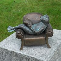 Frosch auf Sessel liest Buch - Bronze Dekofigur - Adeban liest von Gartentraum.de