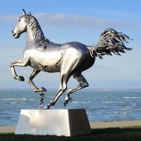 Galoppierende XXL Pferdeskulptur mit Podest aus Metall - Equimo / Edelstahl von Gartentraum.de