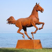 Galoppierende XXL Pferdeskulptur mit Podest aus Metall - Equimo / Stahl - Rost von Gartentraum.de