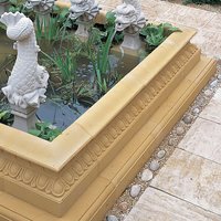 Garten Brunnen Umrandung eckig Stein - Fontano Plaza / Sand / 330x264cm von Gartentraum.de