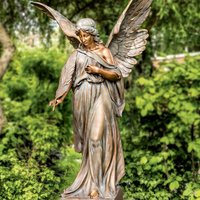 Garten Engelfigur aus Bronze mit Feder - Angelo Maestoso / 58x39x24cm (HxBxT) / Bronze Patina grün von Gartentraum.de