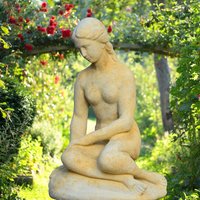 Garten Skulptur sitzende Frau - Arielle / Antikgrau von Gartentraum.de