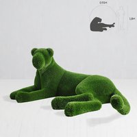 Gartenfigur Löwin liegend - Formschnitt aus GFK & Kunstrasen - Sarabi von Gartentraum.de