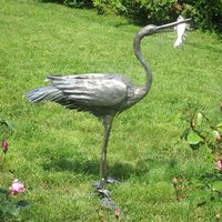 Gartenfigur Metall - Reiher mit Fisch - Egretta / Edelstahl von Gartentraum.de