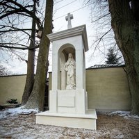 Gedenk Schrein aus Steinguss mit betender Marienfigur und Kreuz - Phyllida / Olimpia von Gartentraum.de
