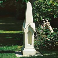 Gothischer Stein Obelisk für den Garten / Terrakotta von Gartentraum.de